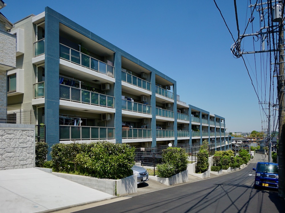 庭と駐車場のあるハイブリッドマンション