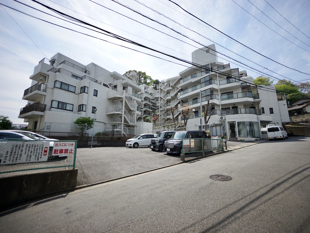 神社とつながる峡谷の角部屋