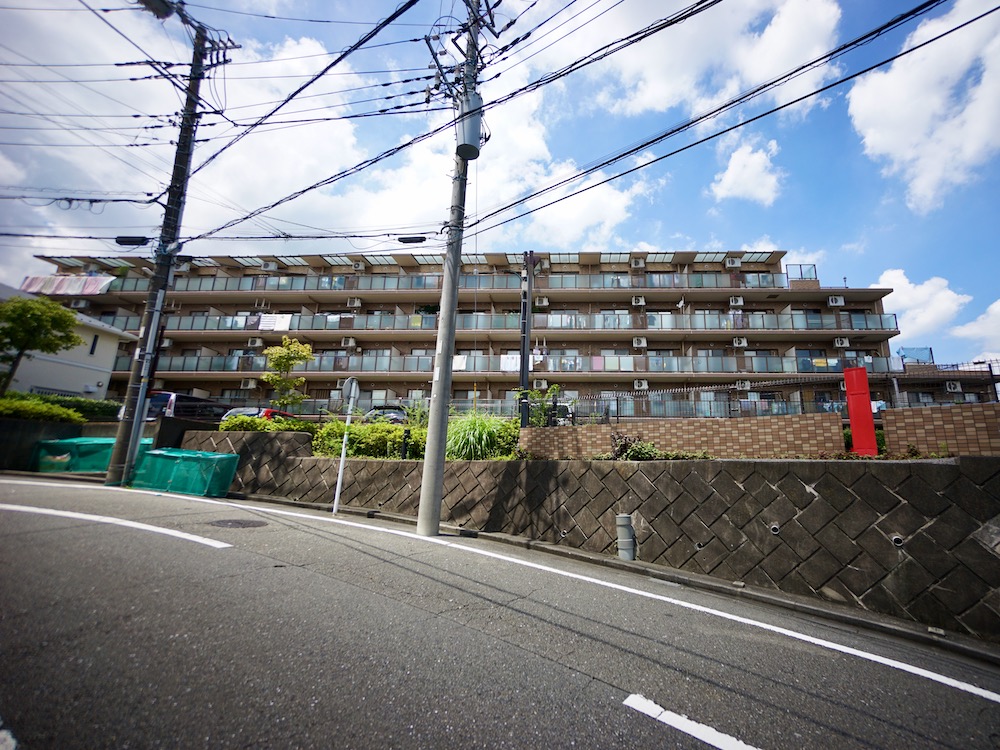 緑の街並みを見下ろす開放的な部屋