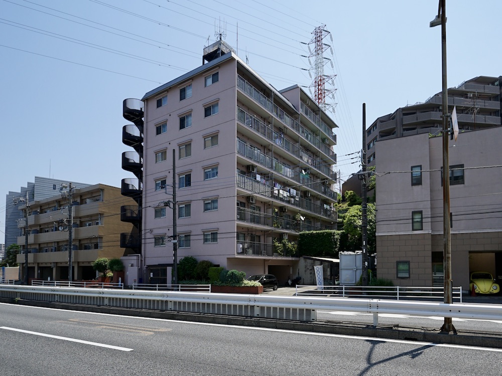 庭の緑が映える、白木の部屋