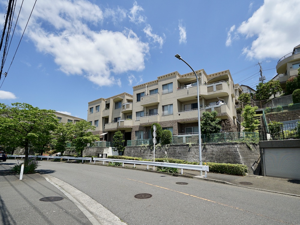 空と緑に溶け込む最上階の角部屋