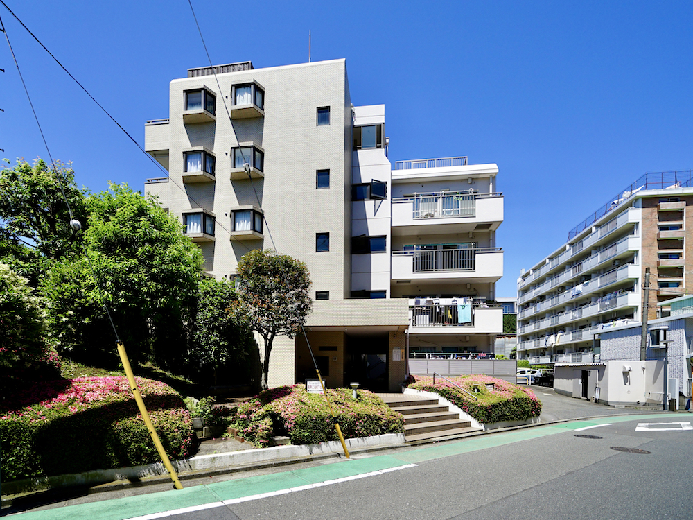 ふたつの出窓とバルコニーの東南角部屋