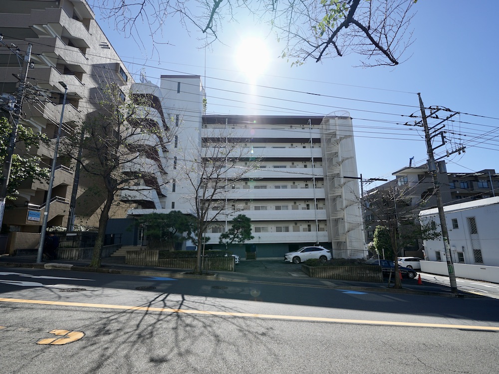 庭暮らしを味わう、春待坂の家