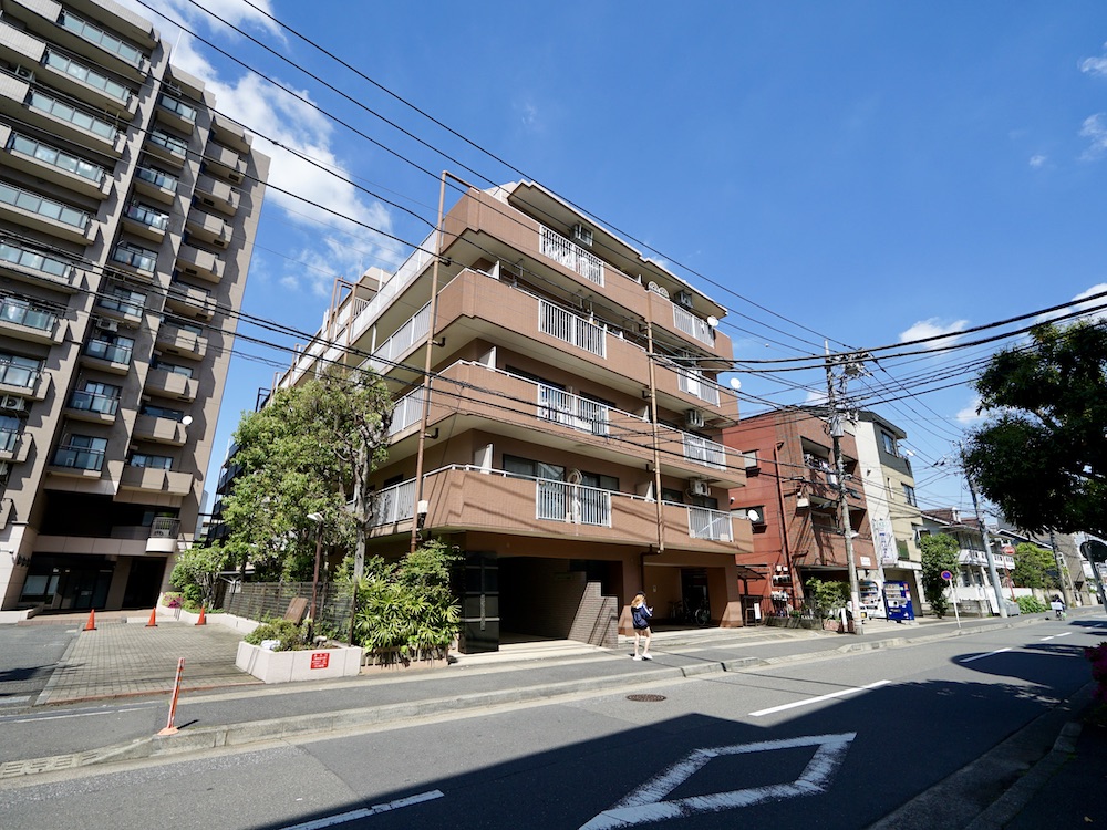 駅3分にある、街路樹通りの角部屋