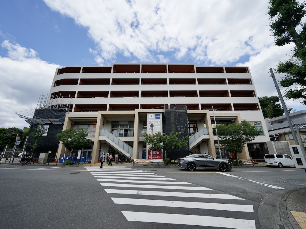 駅前の最上階で光かがやく家