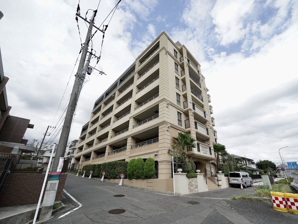 無料駐車場付きの最上階南西角部屋